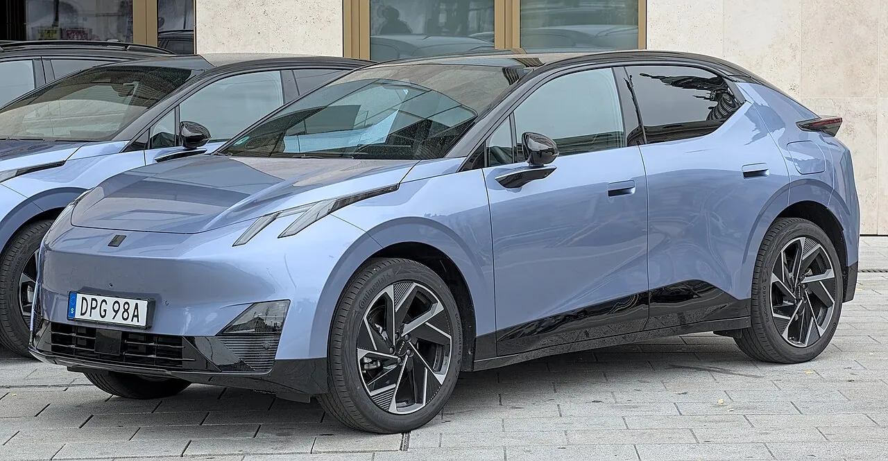 Lynk & Co 02, avant 3/4