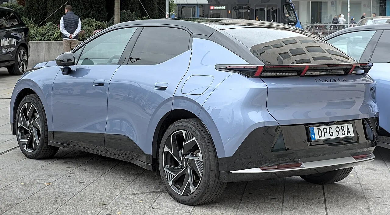 Lynk & Co 02, arrière 3/4