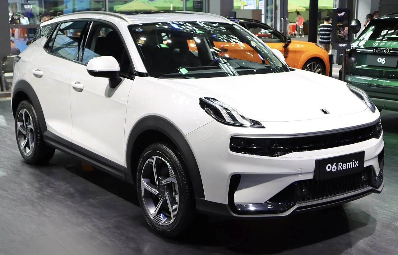 Lynk & Co 06, avant 3/4