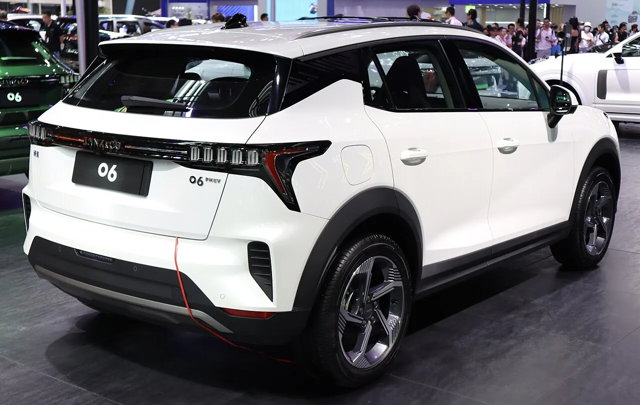 Lynk & Co 06, arrière 3/4