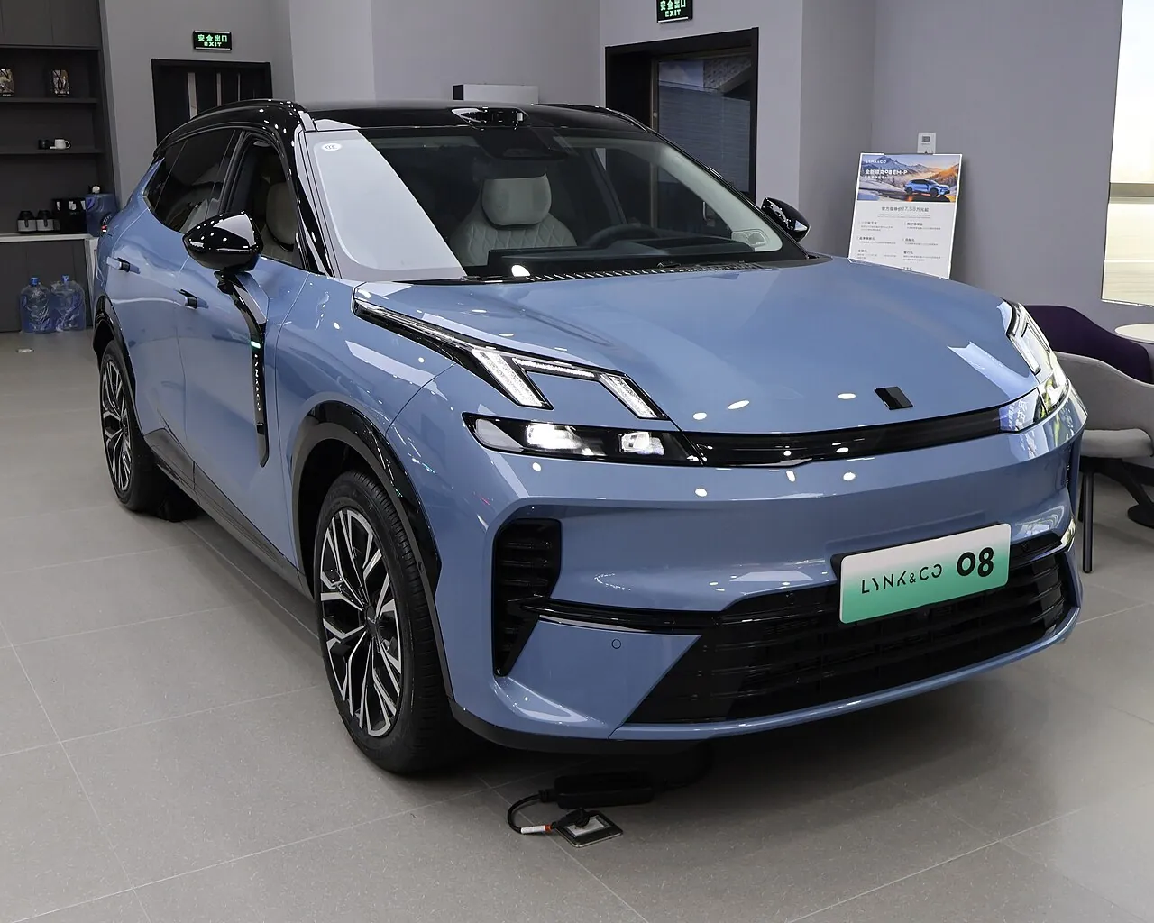 Lynk & Co 08, avant 3/4