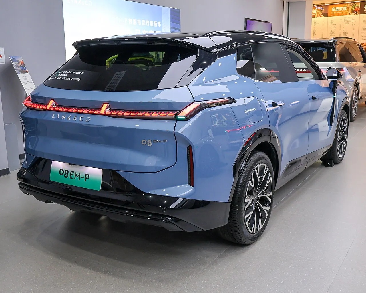 Lynk & Co 08, arrière 3/4